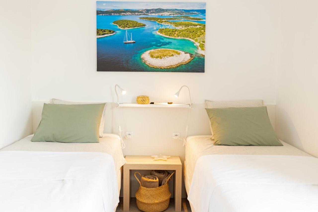Jesliving Hvar - 2 Bedroom Elegant Apartment With Sea View In Historic Center Of Hvar Town Exterior photo